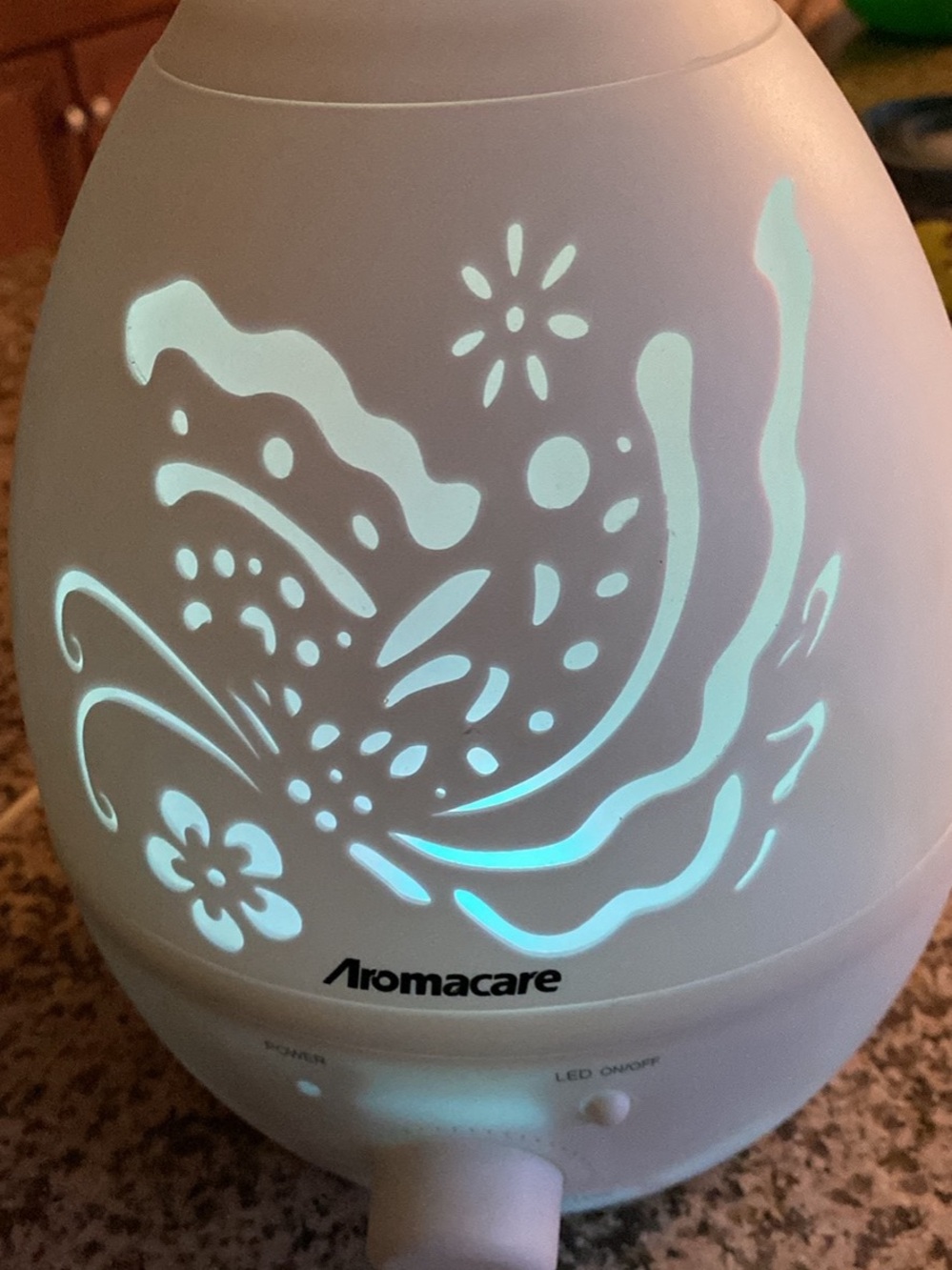 White Aromacare Humidifier/Diffuser with LED light - Picture 4 of 10